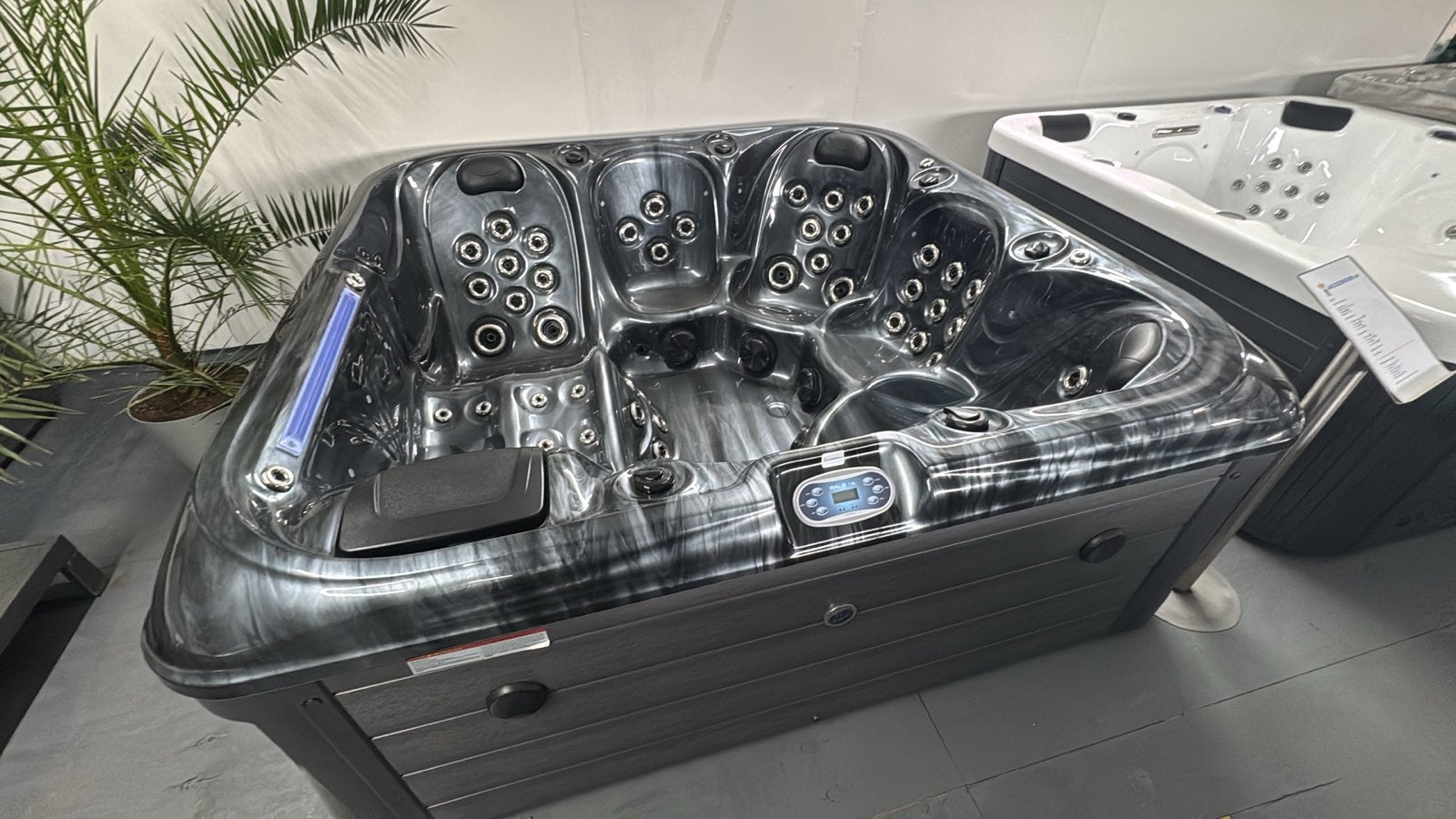 Nieuwe Balboa Jacuzzi met Verlichting, Massage & Bluetooth