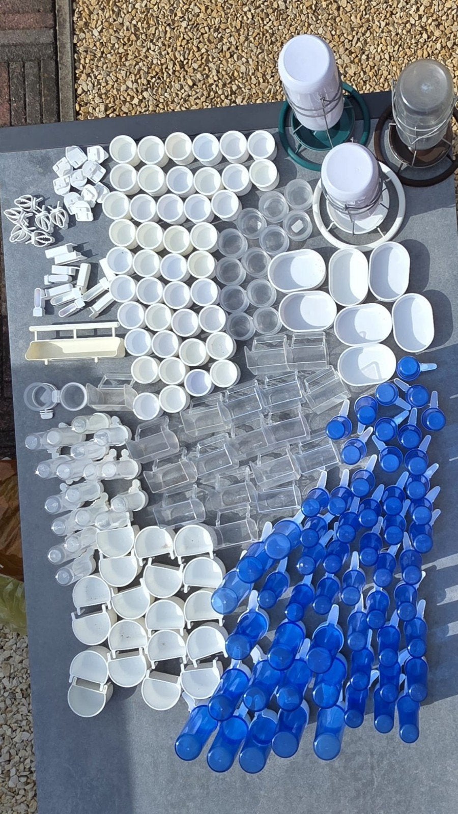 Heel veel bakjes en flesjes, Ophalen, Kooi-accessoires