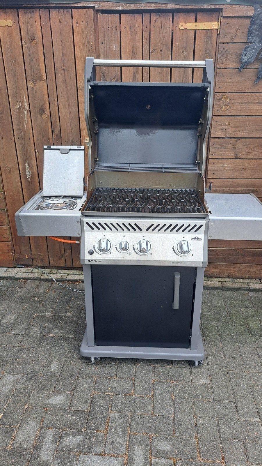 Napoleon Rogue 425 Gasbarbecue met zijbrander, Ophalen, Gebruikt