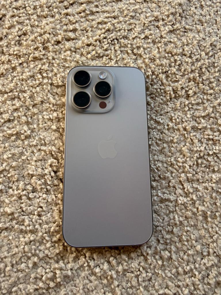 Iphone 16 pro, Huis en Inrichting, Ophalen, Zo goed als nieuw, 25 tot 50 cm, Rechthoekig