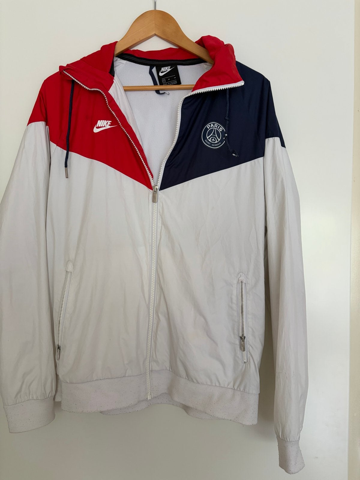 Nike PSG Windrunner Jas - Rood, Wit, Blauw (Maat M), Ophalen of Verzenden, Zo goed als nieuw, Maat 48/50 (M), Meerkleurig