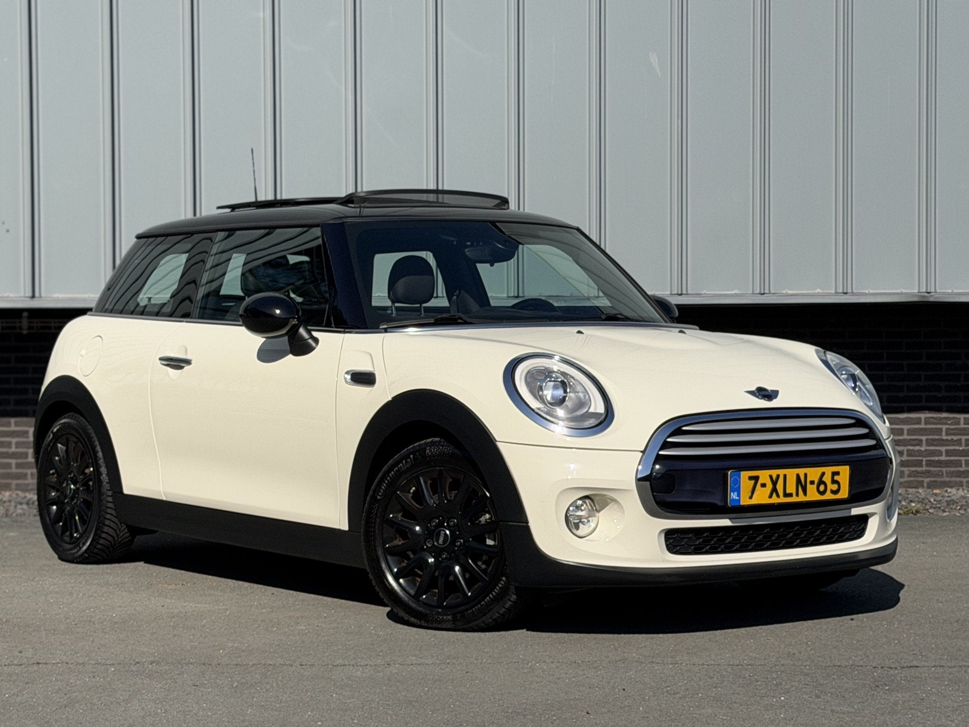 MINI 3-deurs 1.5 Cooper Aut. | Pano | Navi Prof | Climate Co, Gebruikt, Met garantie (alle), 4 stoelen, Origineel Nederlands