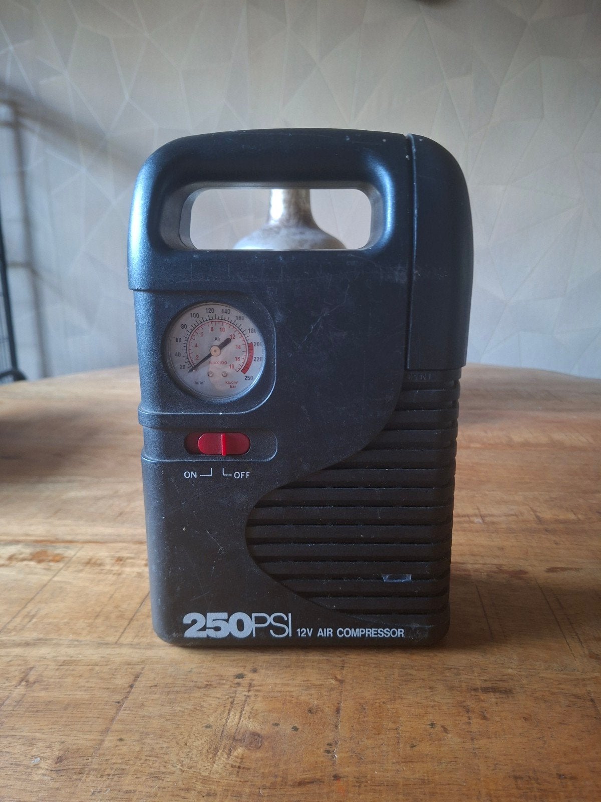 Compacte 12V Luchtcompressor 250 PSI, Doe-het-zelf en Verbouw, Gebruikt, 10 bar of meer, Ophalen of Verzenden, Minder dan 200 liter/min