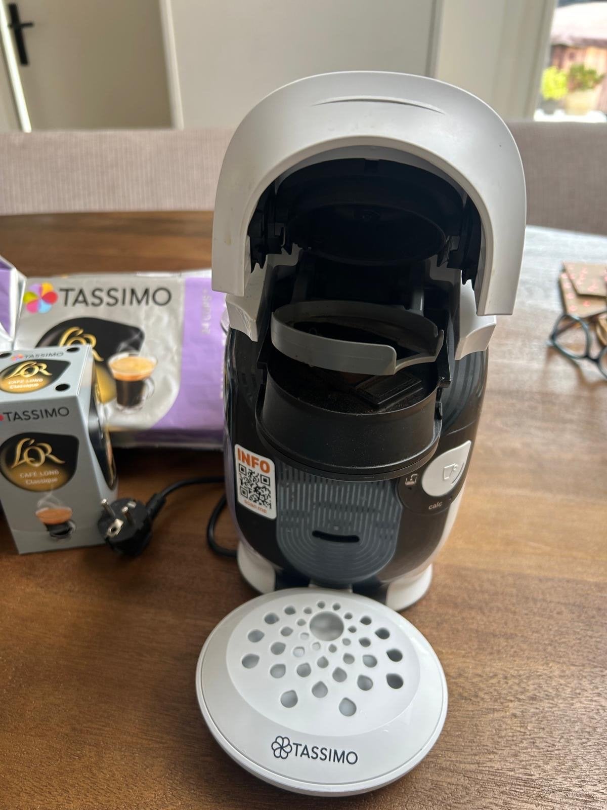 Tassimo koffiezetapparaat met veel L'OR koffiecups, Koffiepads en cups, Koffiemachine, Ophalen of Verzenden, Zo goed als nieuw