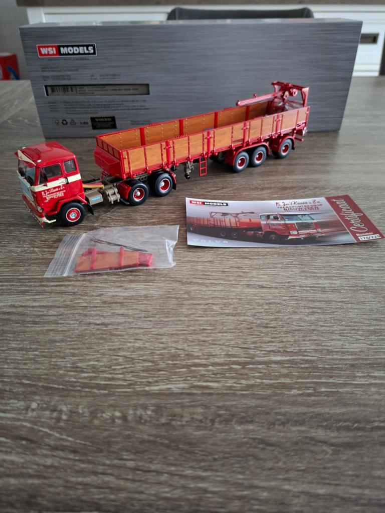 Wsi VOLVO F88 FA. J.V. 'T KRUIS MET CLASSIC BRICK TRAILER., Ophalen of Verzenden, Zo goed als nieuw, Bus of Vrachtwagen, Wsi