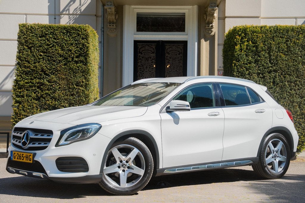 Mercedes-Benz GLA-klasse 180 Business Solution AMG TREKHAAK, Auto's, Mercedes-Benz, Gebruikt, 4 cilinders, 715 kg, 1335 kg