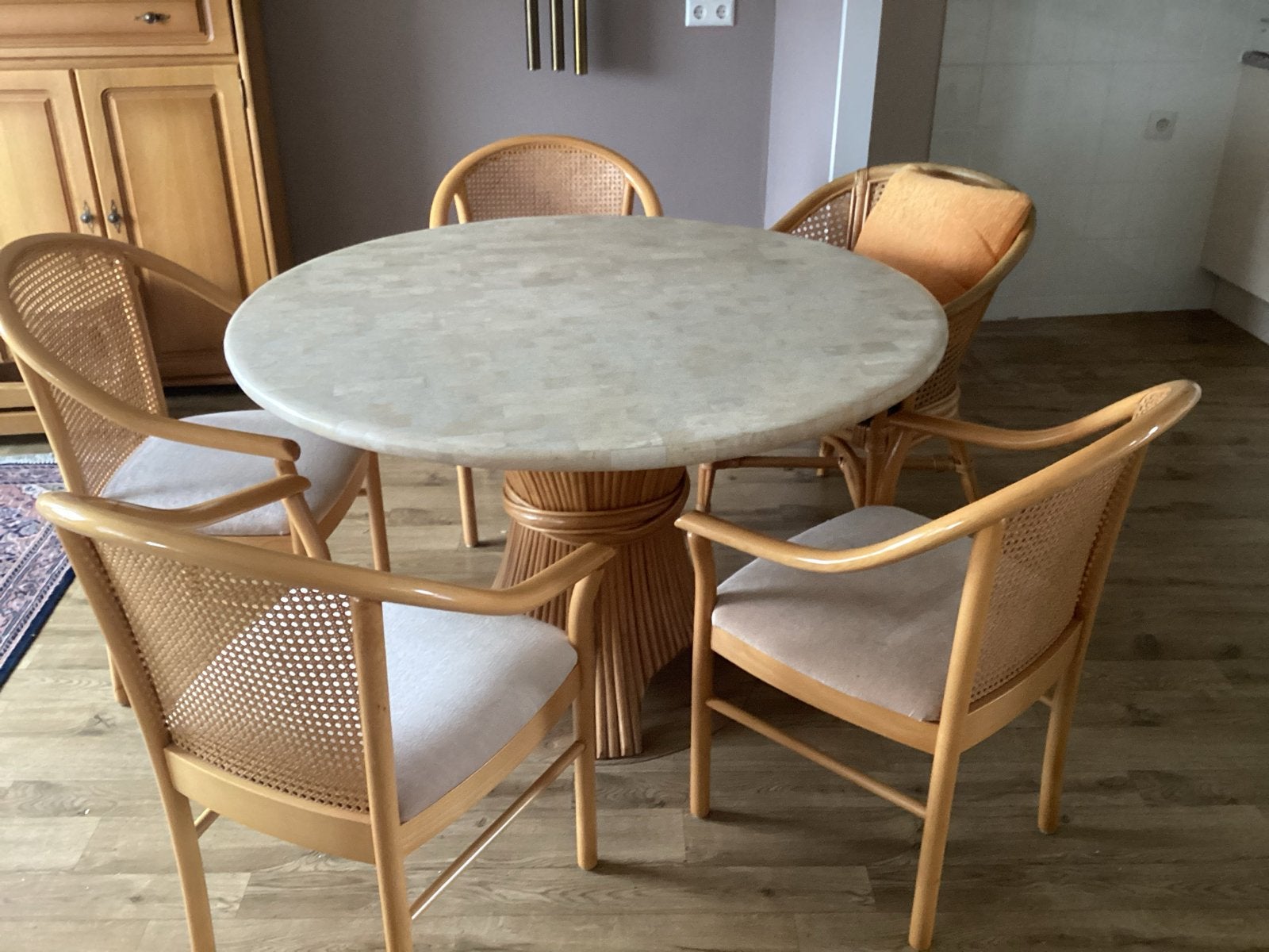 Ronde eettafel van natuursteen met 5 rotan stoelen, Huis en Inrichting, Tafels | Eettafels, Ophalen, Overige materialen, Gebruikt