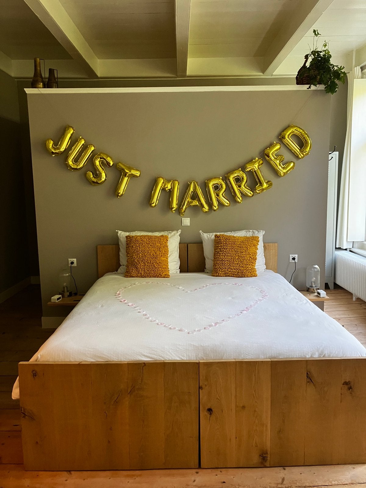 Goudkleurige folieballonnen JUST MARRIED, Hobby en Vrije tijd, Feestartikelen, Ophalen, Zo goed als nieuw, Versiering, Geboorte of Huwelijk