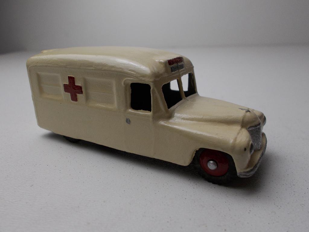 1955 Dinky Toys 253 DAIMLER AMBULANCE (Repainted) CREME. -F-, Ophalen of Verzenden, Gebruikt, Auto, Dinky Toys