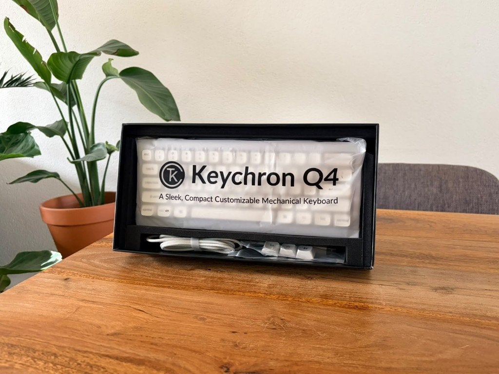Keychron Q4 + walnoten keycaps, polssteun & aviator kabel, Muziek en Instrumenten, Ophalen of Verzenden, Zo goed als nieuw, 61 toetsen
