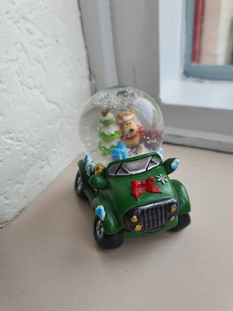 Kerst sneeuwbol in groene auto met rendier, Ophalen of Verzenden