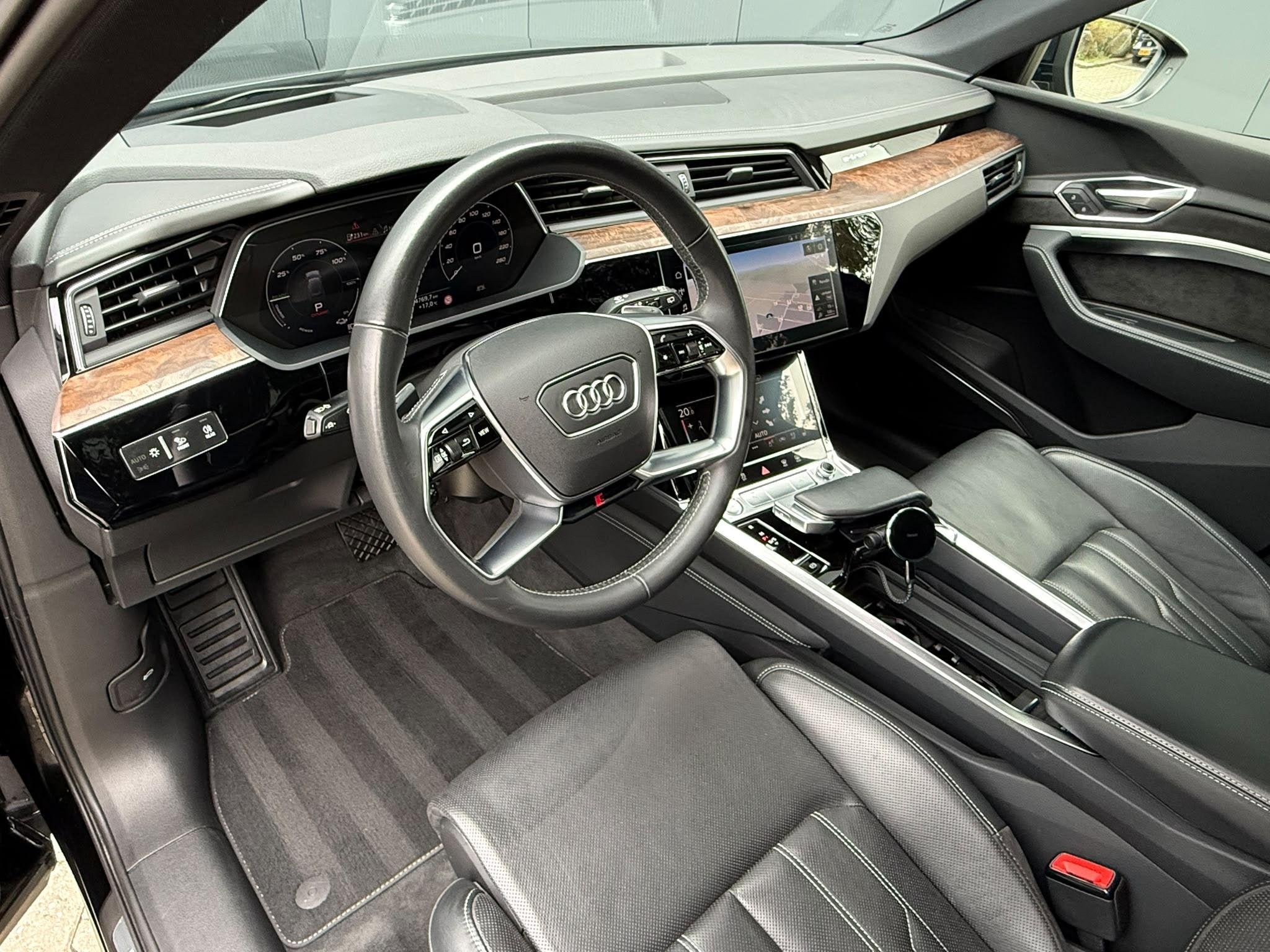 Audi e-tron 55 quattro Sline Pano Massage Softclose HUD B&O, Auto's, 131 €/maand, 95 kWh, Zwart, Leder