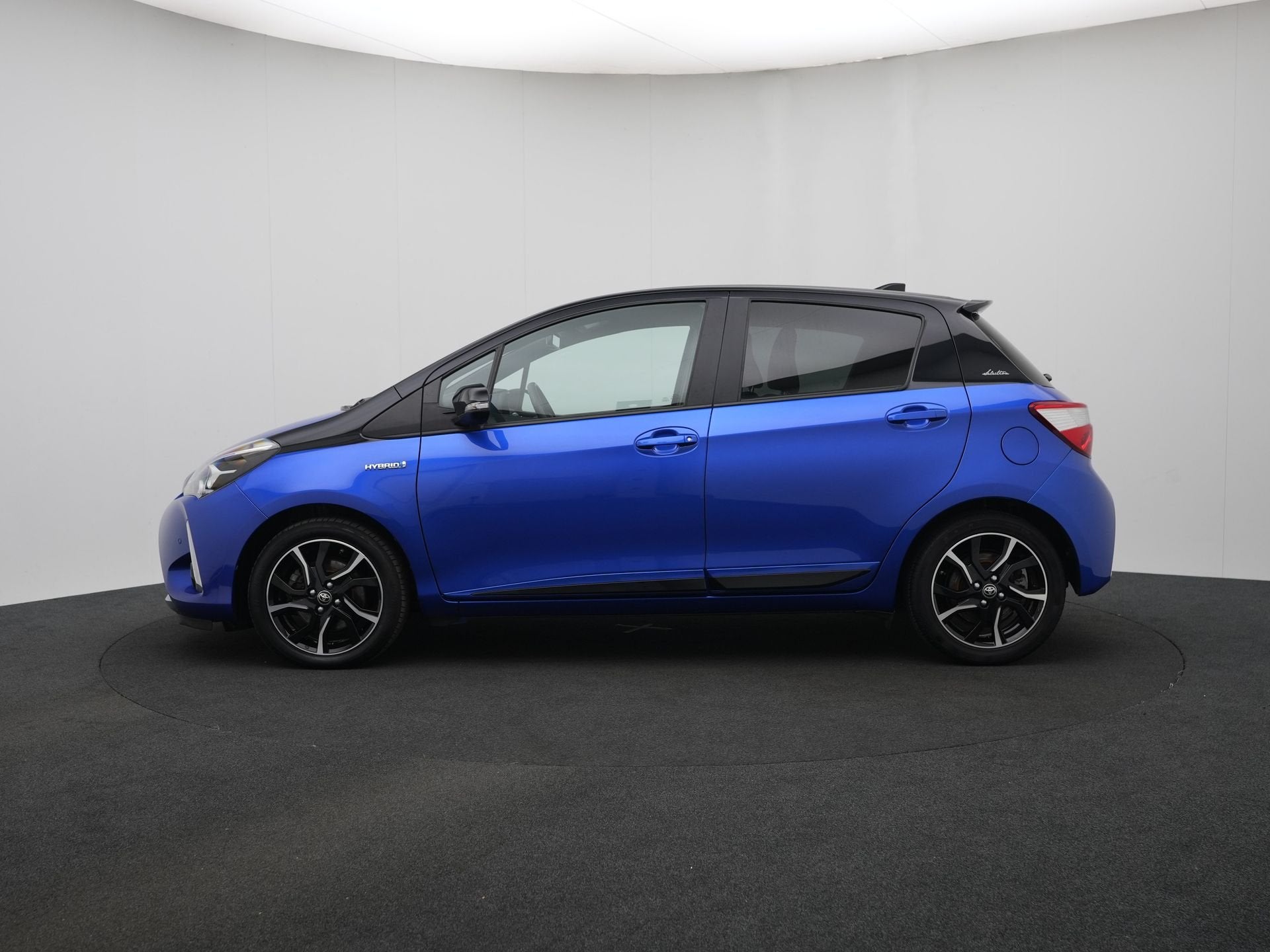 Toyota Yaris 1.5 Hybrid Bi-Tone | Achteruitrijcamera | Clima, Auto's, 12 maanden, Euro 6, 4 cilinders, Blauw