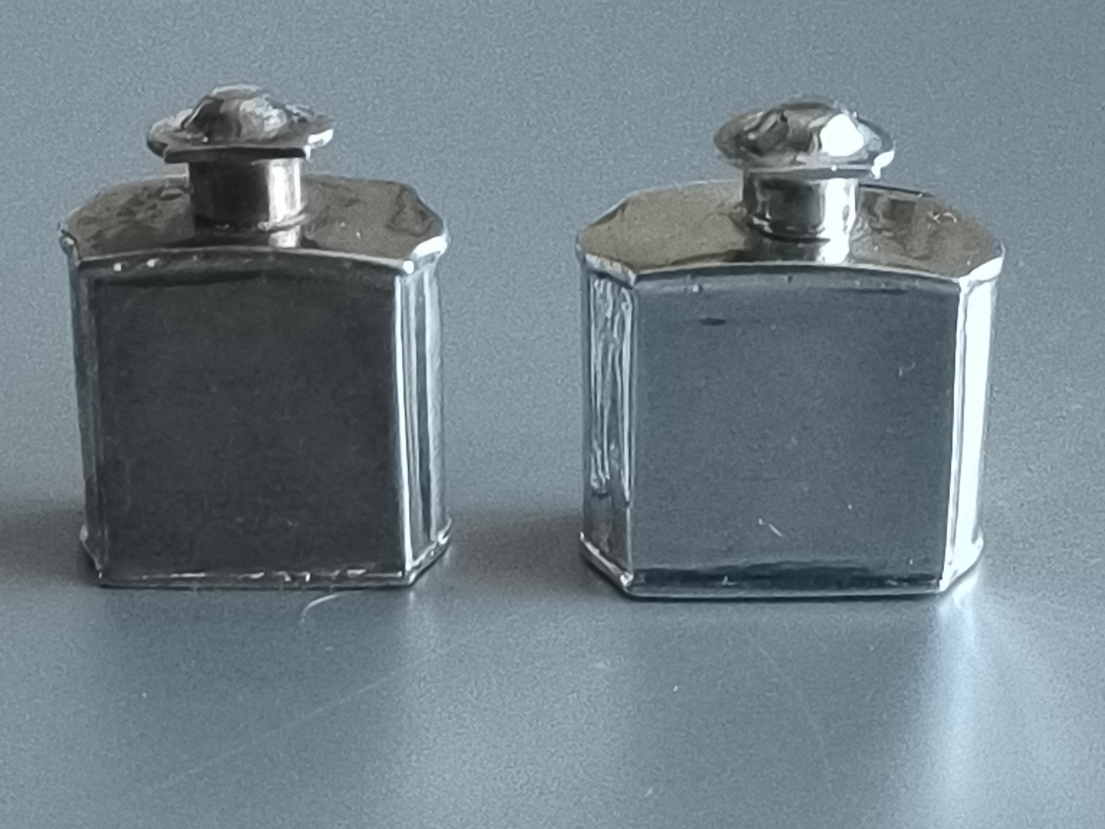 Antiek zilver miniatuur theebussen 2x begin 1700, Ophalen of Verzenden, Zilver