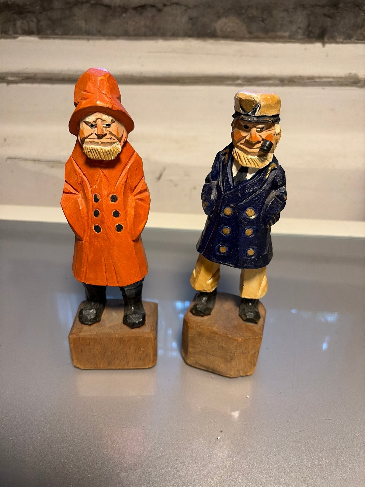 Handgesneden houten beeldjes: Visser en Kapitein, Minder dan 20 cm, Ophalen of Verzenden, Beeld, Hout
