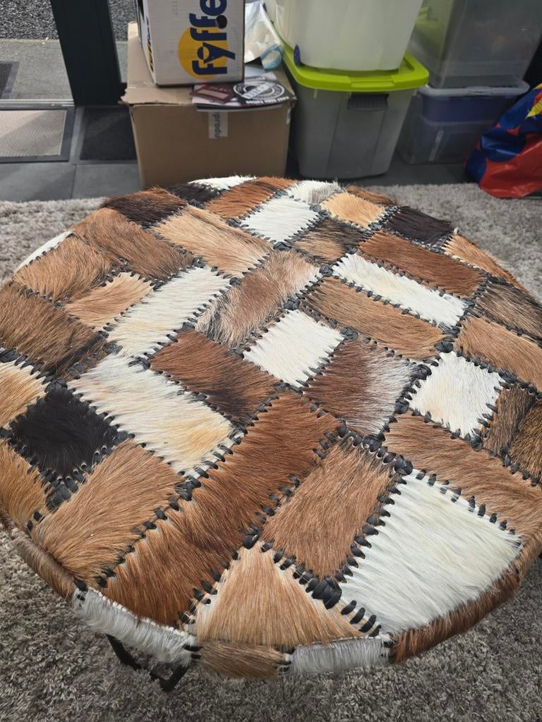 Bijzettafel met patchwork koeienhuid - Zo goed als nieuw, Rond, Ophalen of Verzenden, Zo goed als nieuw, Overige materialen