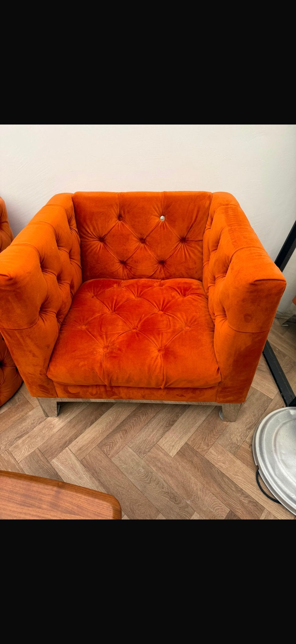 Oranje fluwelen fauteuil met poef - Zo goed als nieuw, Ophalen of Verzenden, Zo goed als nieuw, Stof, 75 tot 100 cm