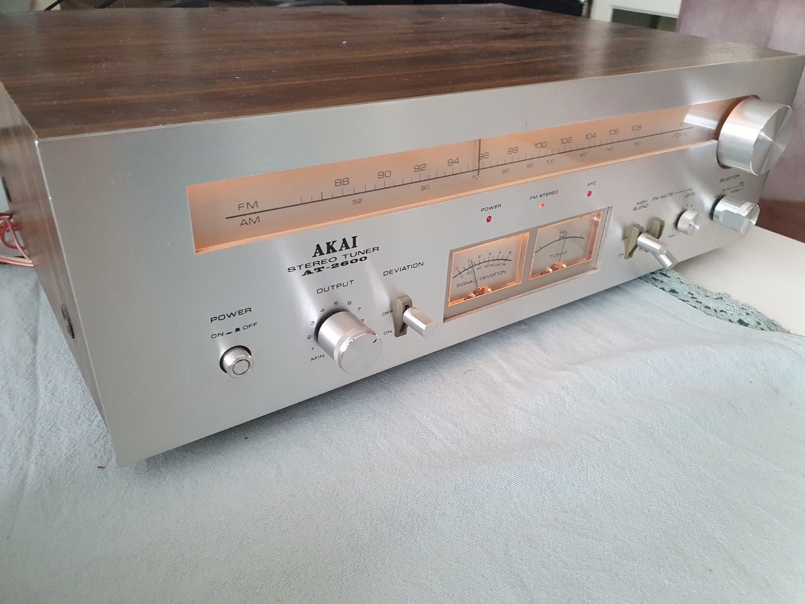 Akai AT-2600 Stereo Tuner - Nieuwe verlichting., Ophalen, Zo goed als nieuw, Analoog
