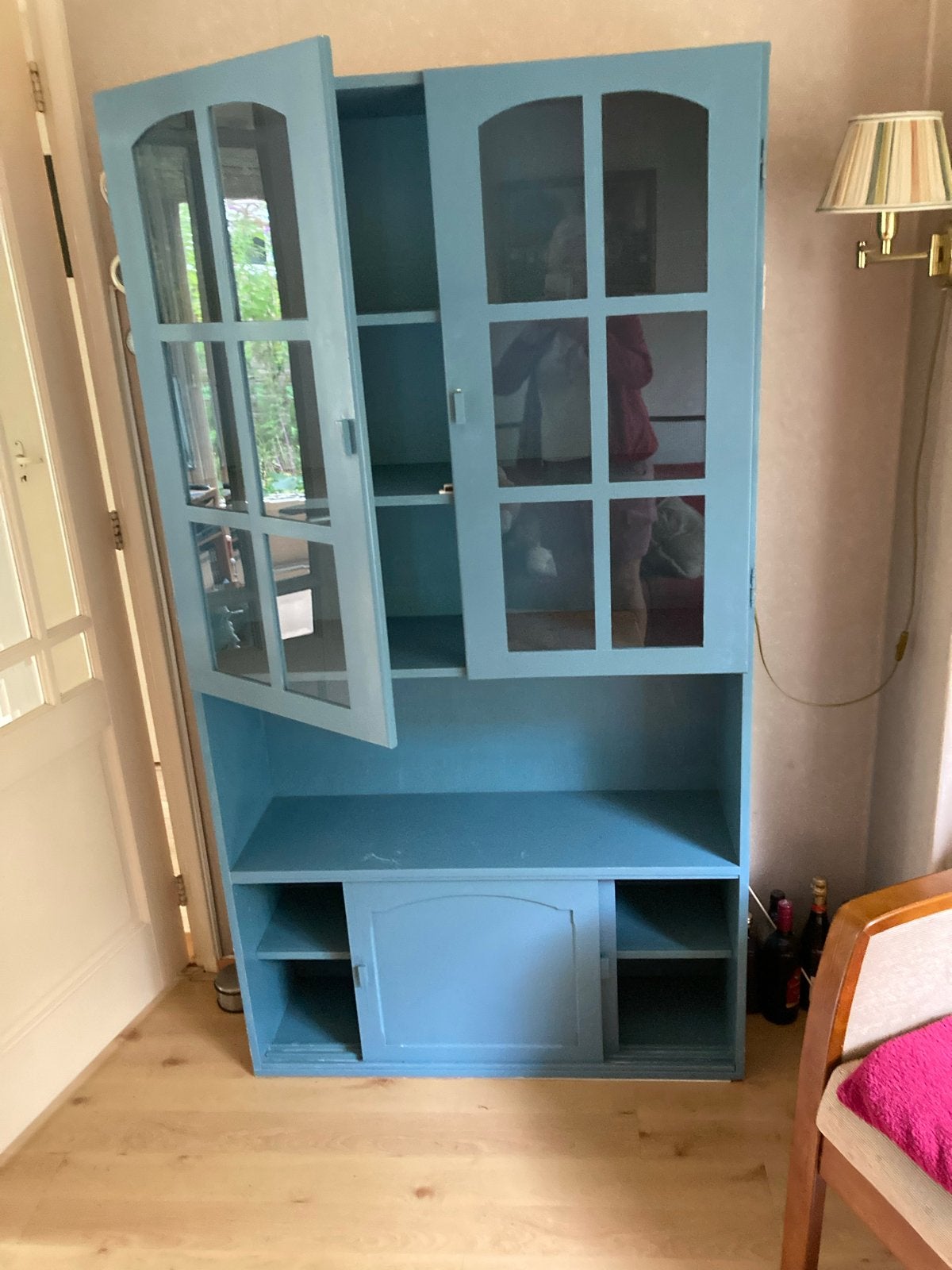 Blauwe kast met glazen deuren en schuifdeur, Gebruikt, 150 tot 200 cm, 25 tot 50 cm, Overige houtsoorten