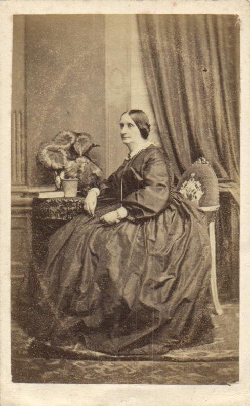 CDV - Vrouw met Hoepelrok aan tafel - J. Perking -Bath, Gebruikt, Verzenden, Foto, Buitenland
