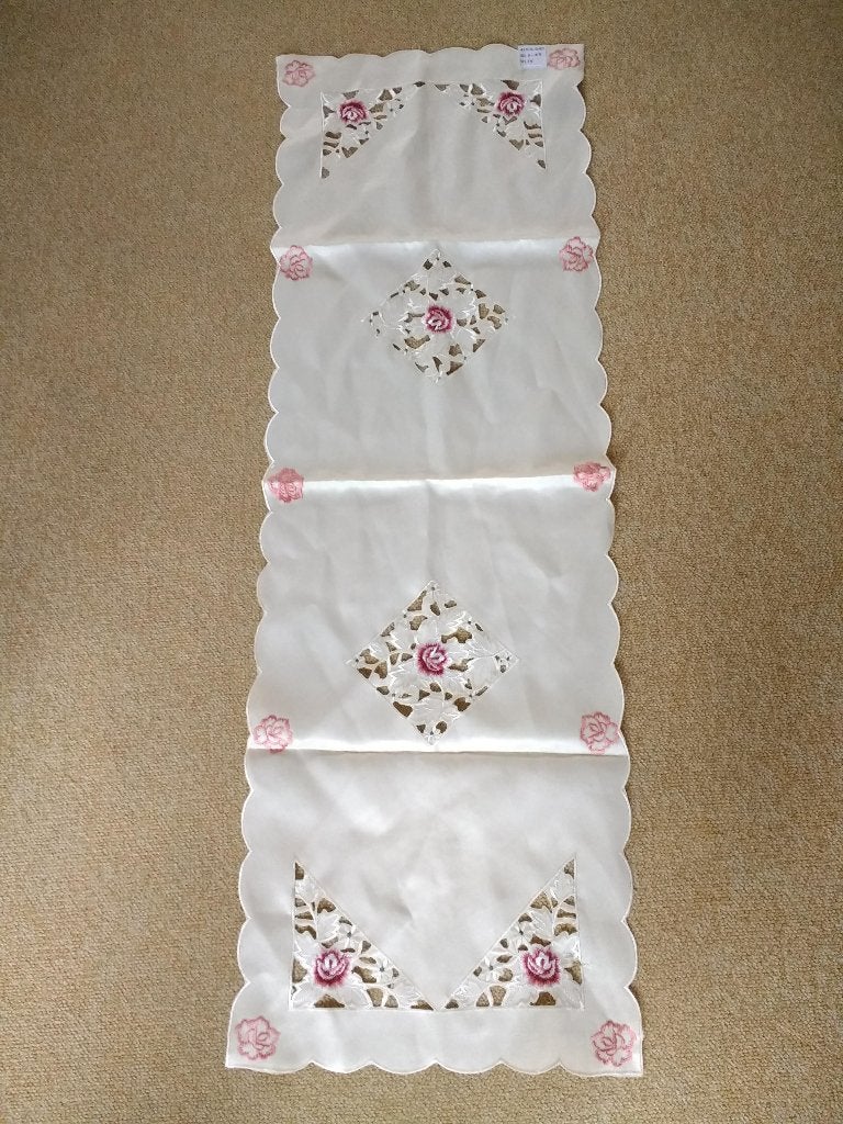 Nieuwe tafelloper, tafel loper ecru met ajour en borduursel, Tafelloper, Ophalen of Verzenden, Nieuw, Rechthoek