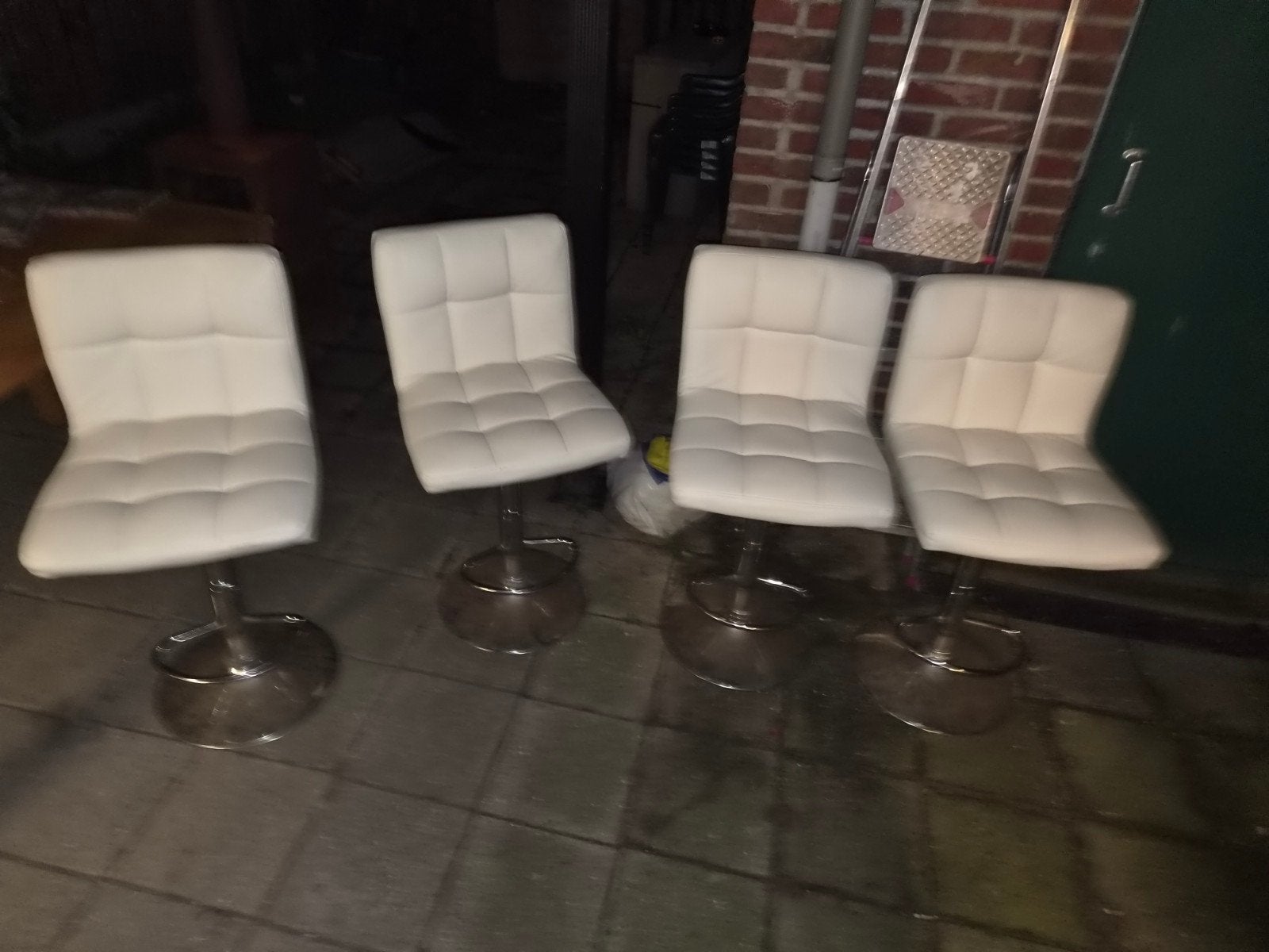 4 witte lederen bar krukken, Huis en Inrichting, 2 krukken, Ophalen of Verzenden, Gebruikt, 60 tot 90 cm
