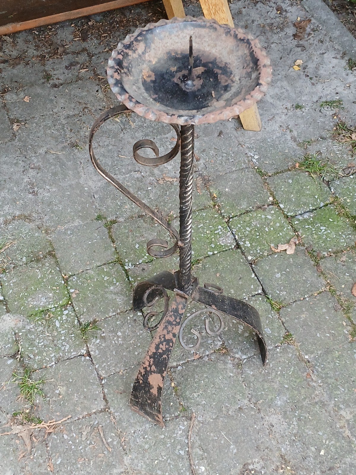 Antieke smeedijzeren kandelaar, staand model, Ophalen of Verzenden