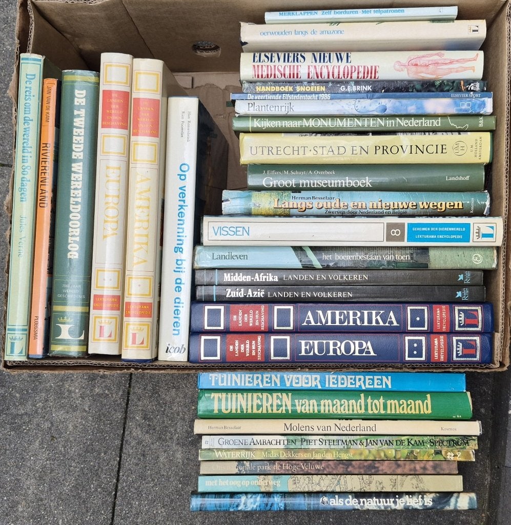 BANANENDOOS VOL GROTE BOEKEN  30 STUKS, Boeken, Ophalen, Gelezen