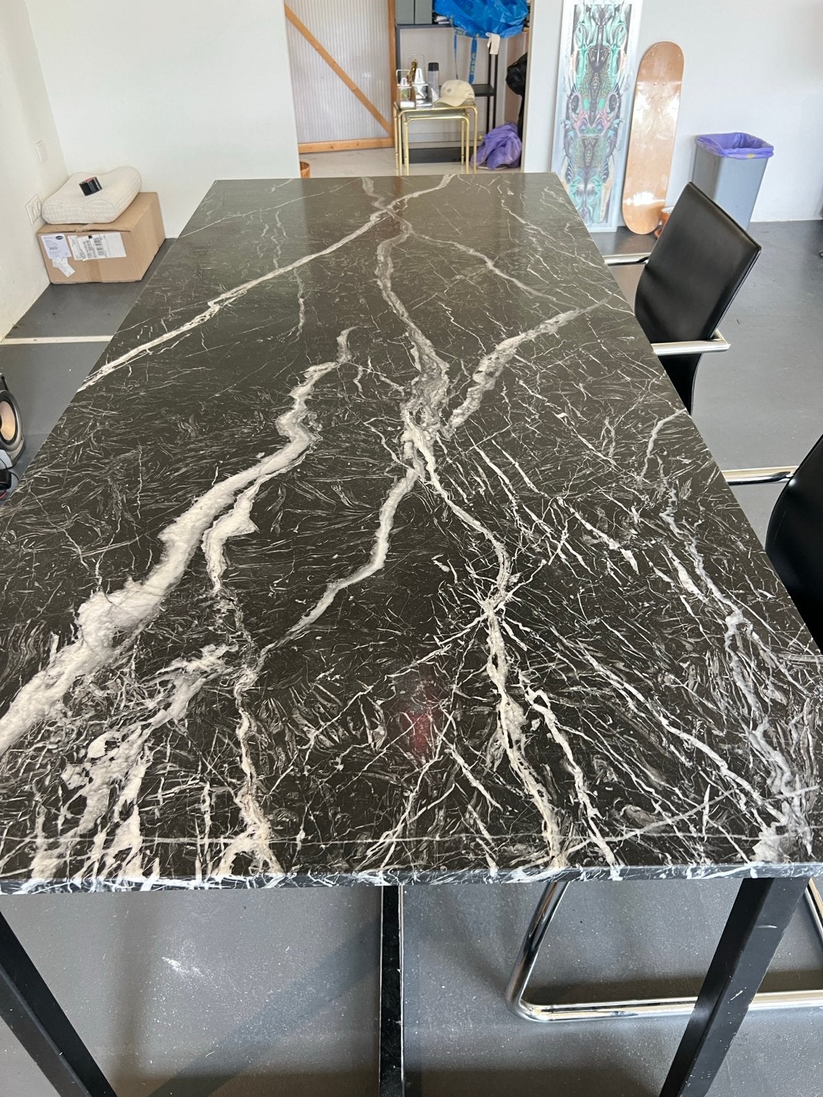 Elegante marmeren eettafel met zwart onderstel, Huis en Inrichting, Tafels | Eettafels, Ophalen, 200 cm of meer, 50 tot 100 cm