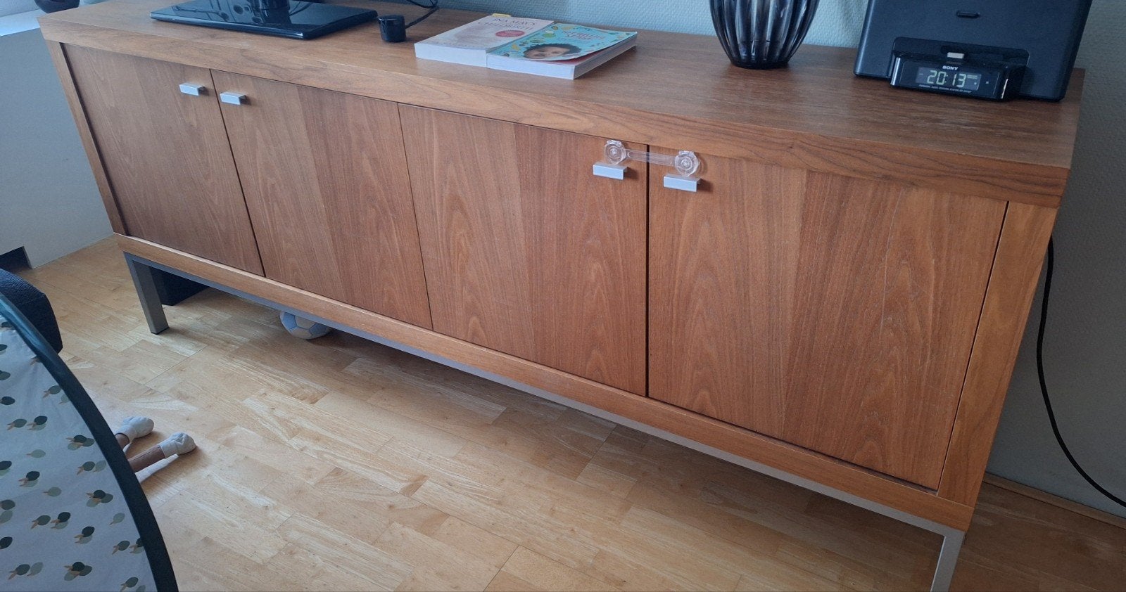Stijlvol dressoir met deuren en metalen onderstel, Gebruikt, 150 tot 200 cm, Modern, 25 tot 50 cm