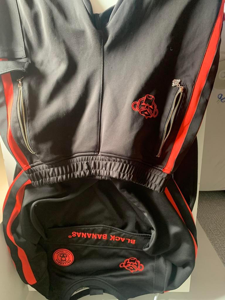 Black Bananas Trainingspak Zwart/Rood maat S, Ophalen of Verzenden, Zo goed als nieuw, Overige maten, Zwart