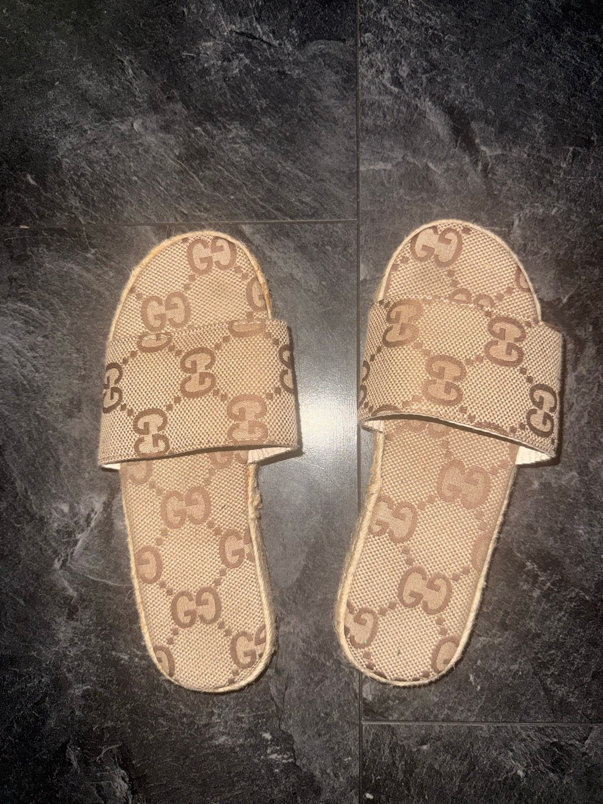 Gucci Slippers, Ophalen of Verzenden, Zo goed als nieuw, Beige, Slippers