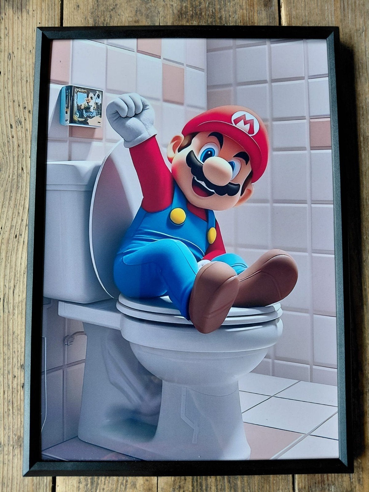 Super Mario op het toilet - Ingelijste print 21x30 cm, Minder dan 50 cm, Nieuw, Ophalen of Verzenden, Print