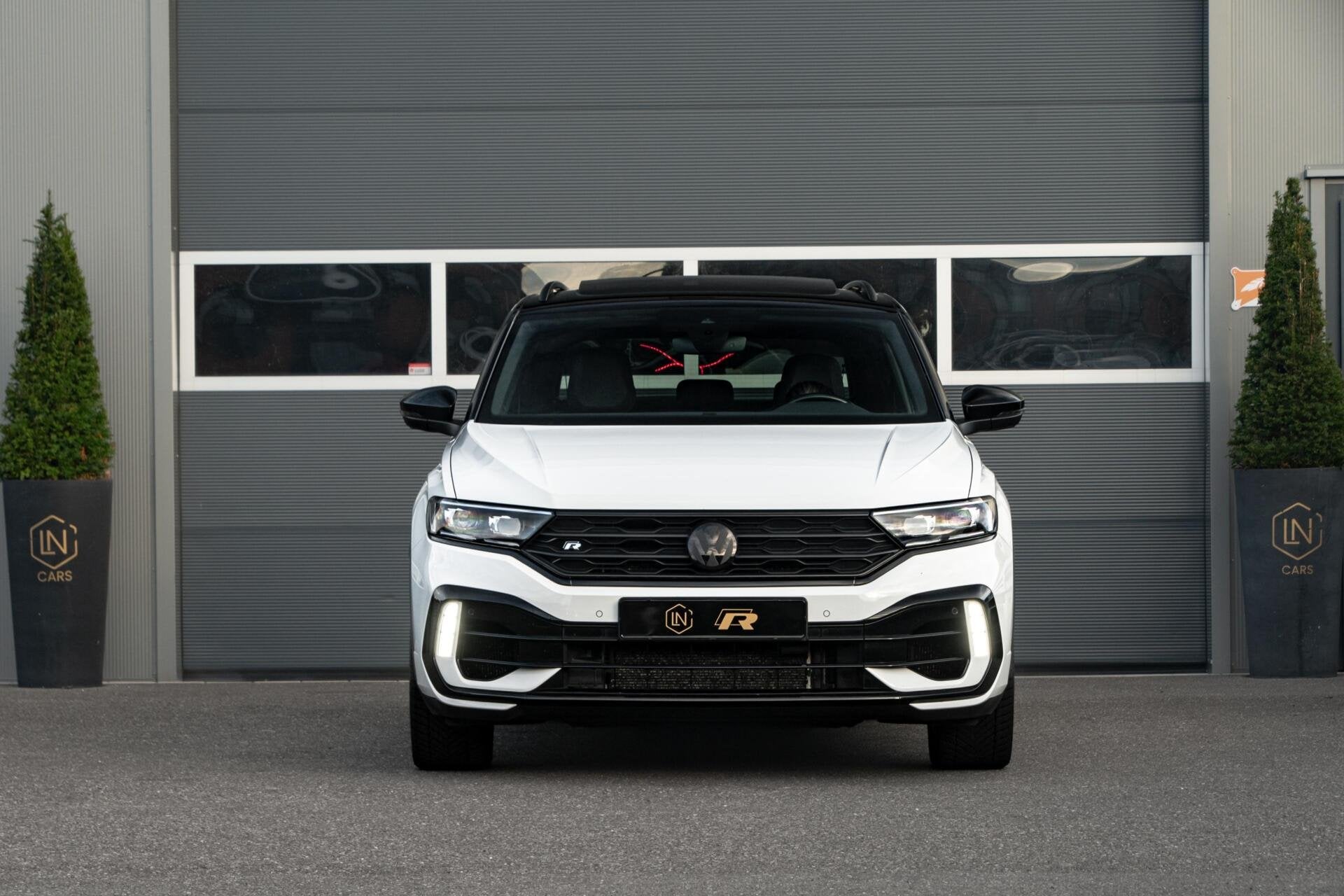 Volkswagen T-Roc 2.0 TSI 4Motion R|Akrapovic|DAB|Pano|ACC, Auto's, Automaat, Dealer onderhouden, Gebruikt, 4 cilinders