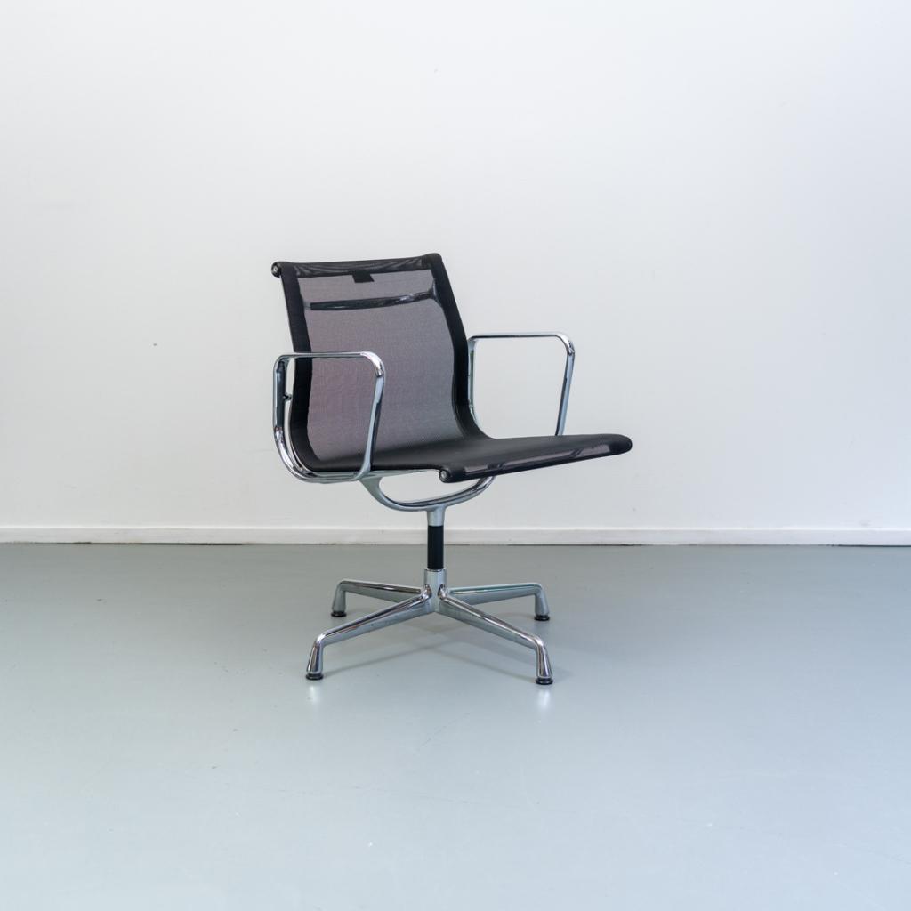 76x Vitra Eames EA 108 Stoel Zwart Netweave - Chroom, Huis en Inrichting, Stoelen, Niet ingevuld, Zwart, Niet ingevuld, Ophalen of Verzenden
