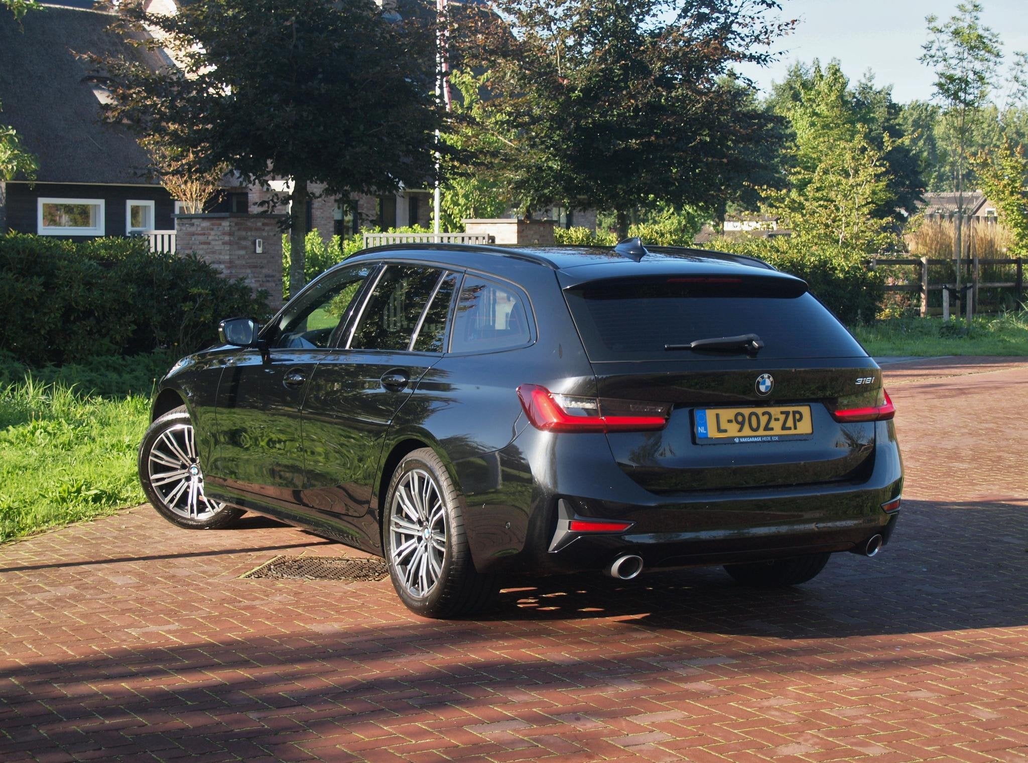 BMW 3-serie Touring 318i Business Edition Plus | Trekhaak |, Automaat, Achterwielaandrijving, Gebruikt, Zwart