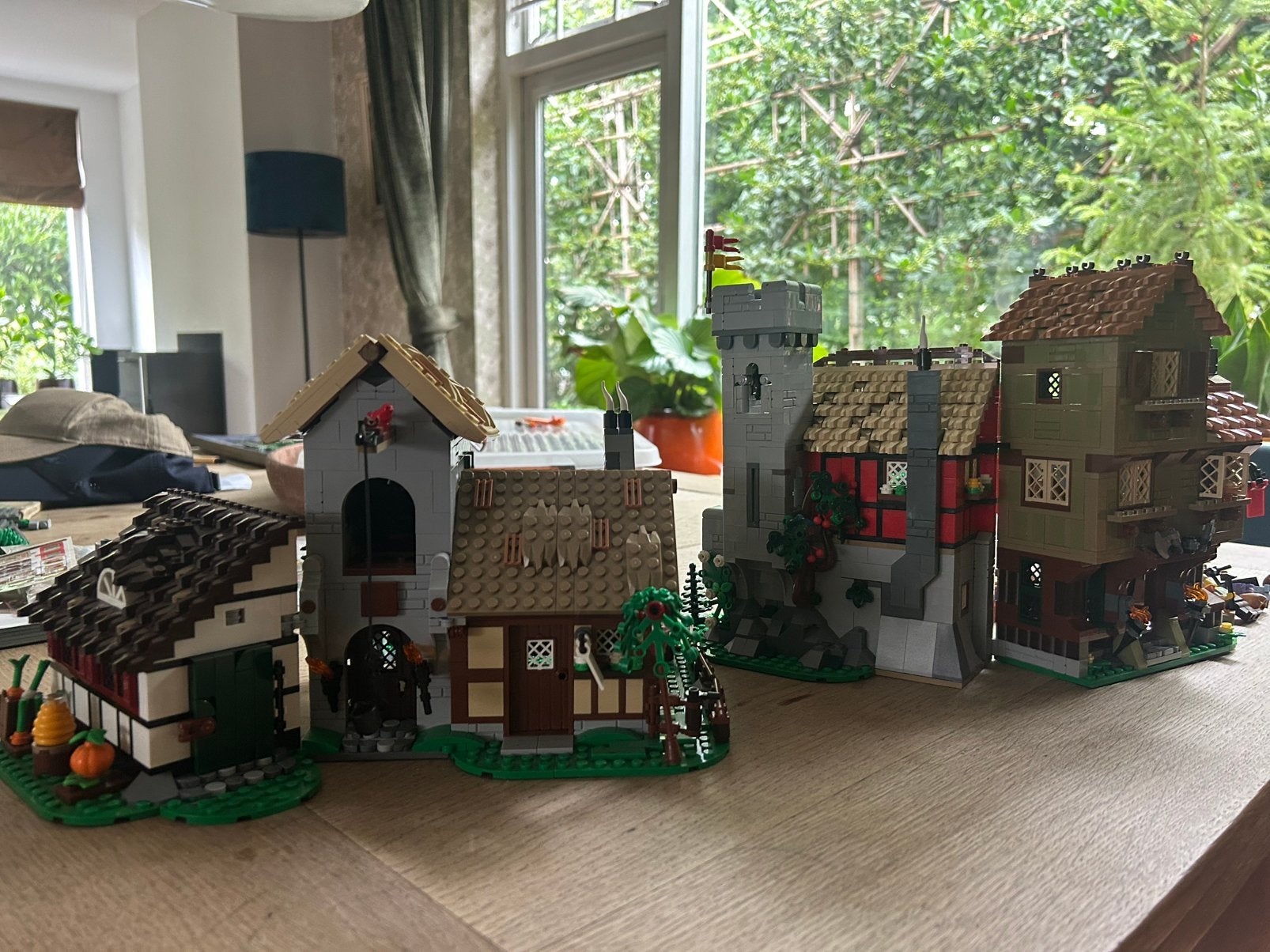 Lego set 10332 Medieval town square, Kinderen en Baby's, Speelgoed | Duplo en Lego, Lego, Ophalen of Verzenden, Zo goed als nieuw