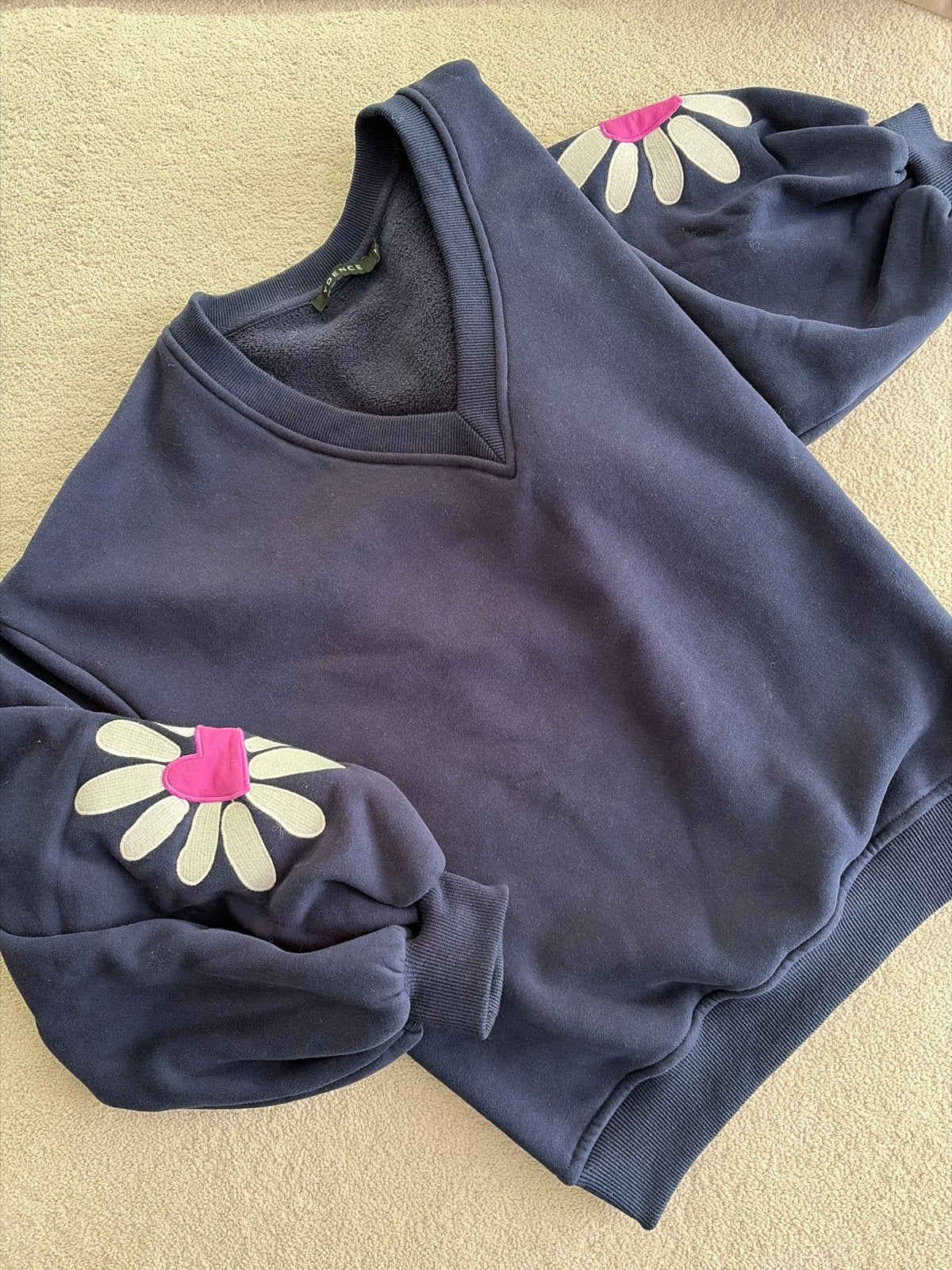 Donkerblauwe sweater met madeliefjes - YDENCE, Kleding | Dames, Verzenden, Zo goed als nieuw, Maat 38/40 (M), Blauw