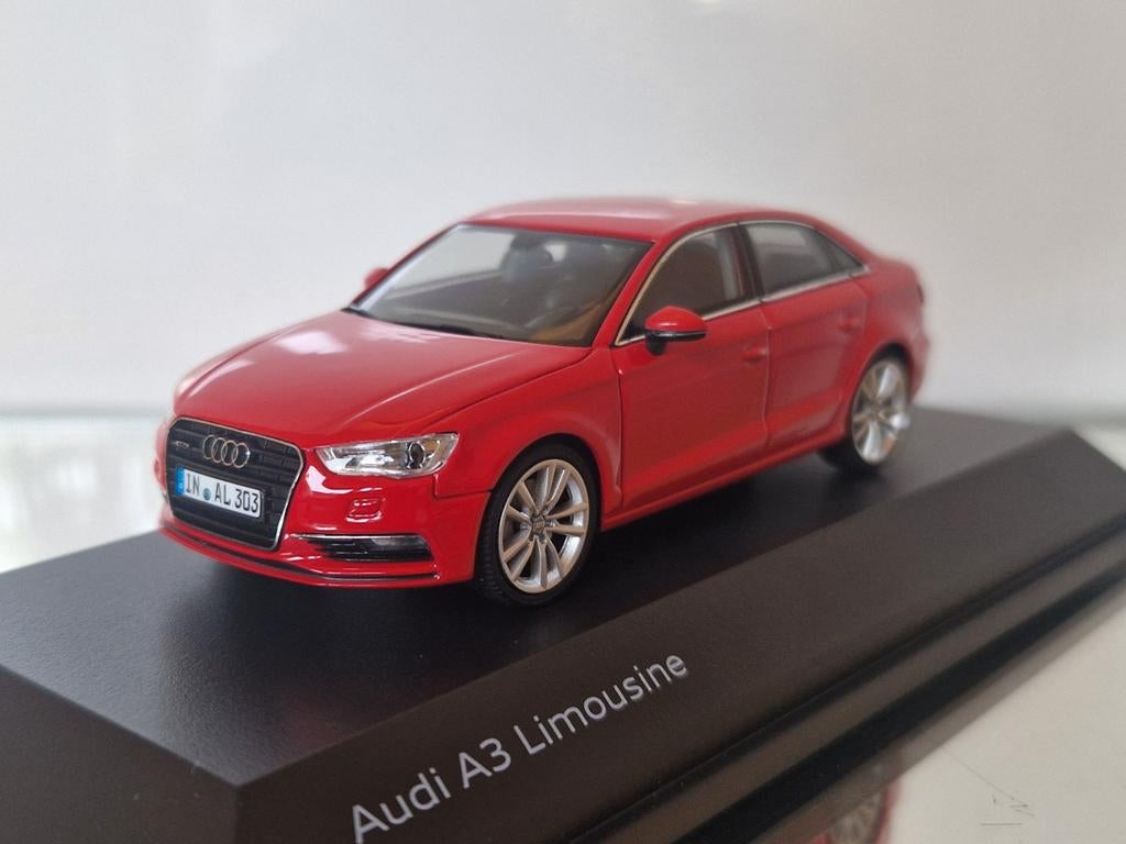 Audi A3 Limousine schaalmodel - Rood, Ophalen of Verzenden, Zo goed als nieuw, Auto, Overige merken