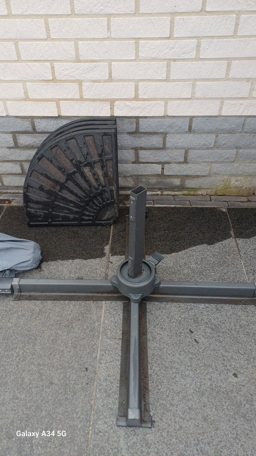 Grote parasolvoet met verzwaarde tegels, Ophalen of Verzenden, Zo goed als nieuw, Parasolvoet