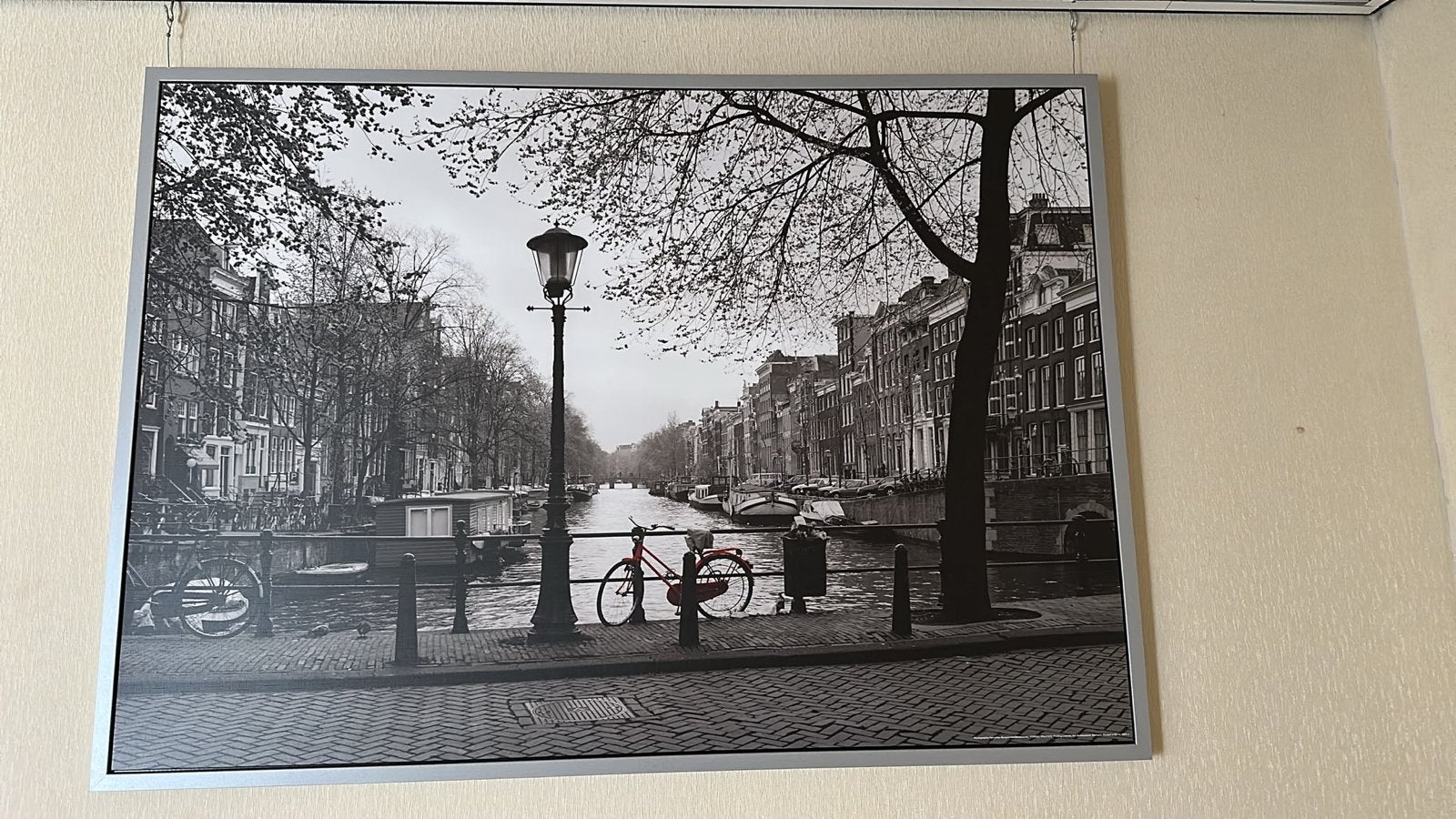 Grote ingelijste zwart-wit foto van Amsterdamse gracht, Huis en Inrichting, Woonaccessoires | Schilderijen, Tekeningen en Foto's