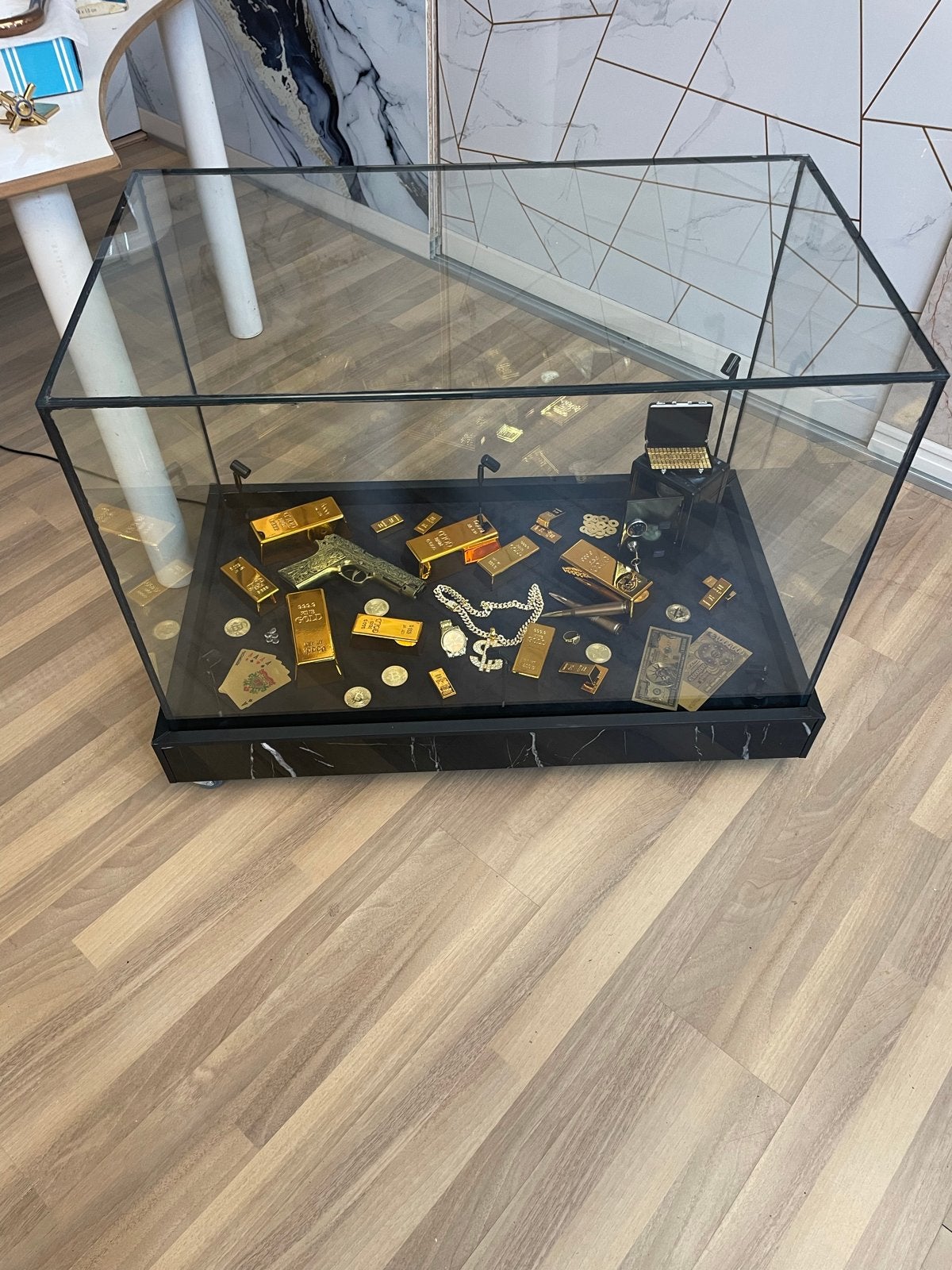 Glazen Vitrine met Gouden Decoratie en Verlichting, Huis en Inrichting, Ophalen, Gebruikt, Meerkleurig, Modern