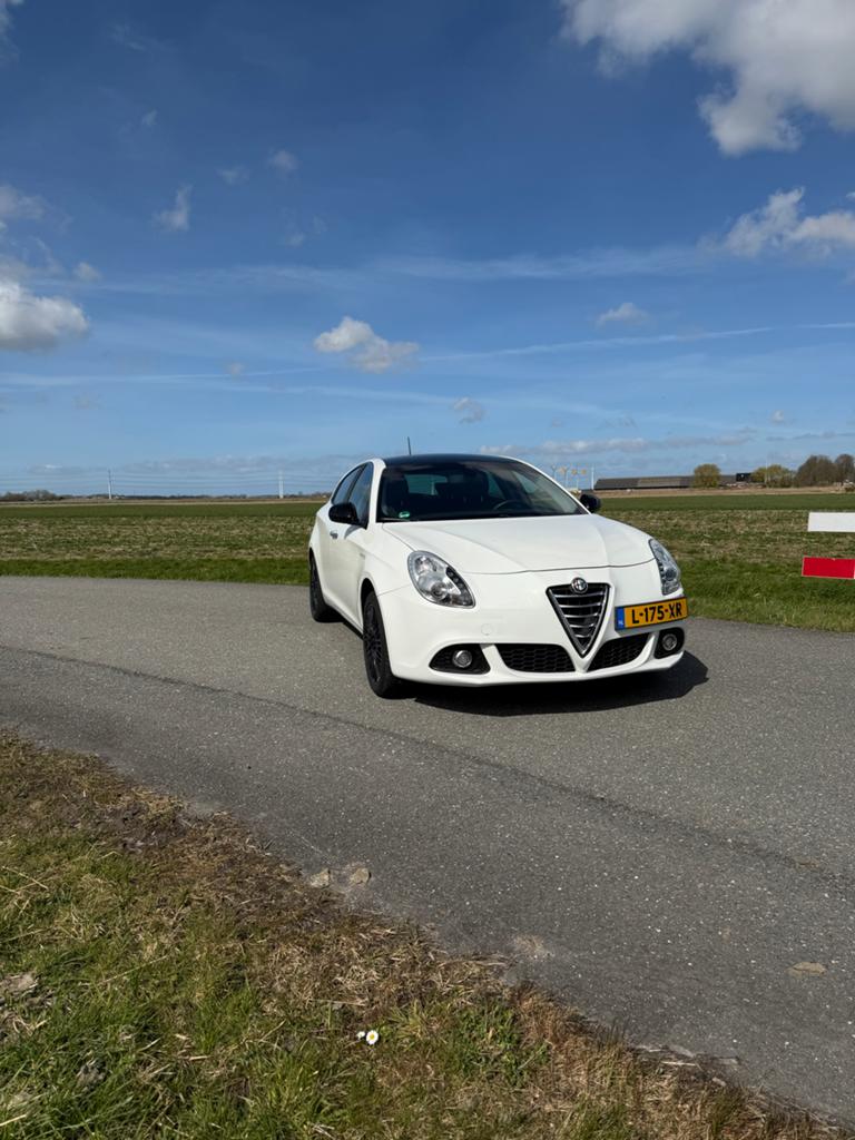 Alfa Romeo Giulietta 1.4 Turbo Multiair 170pk 2015 Wit, Voorwielaandrijving, 4 cilinders, USB, Wit