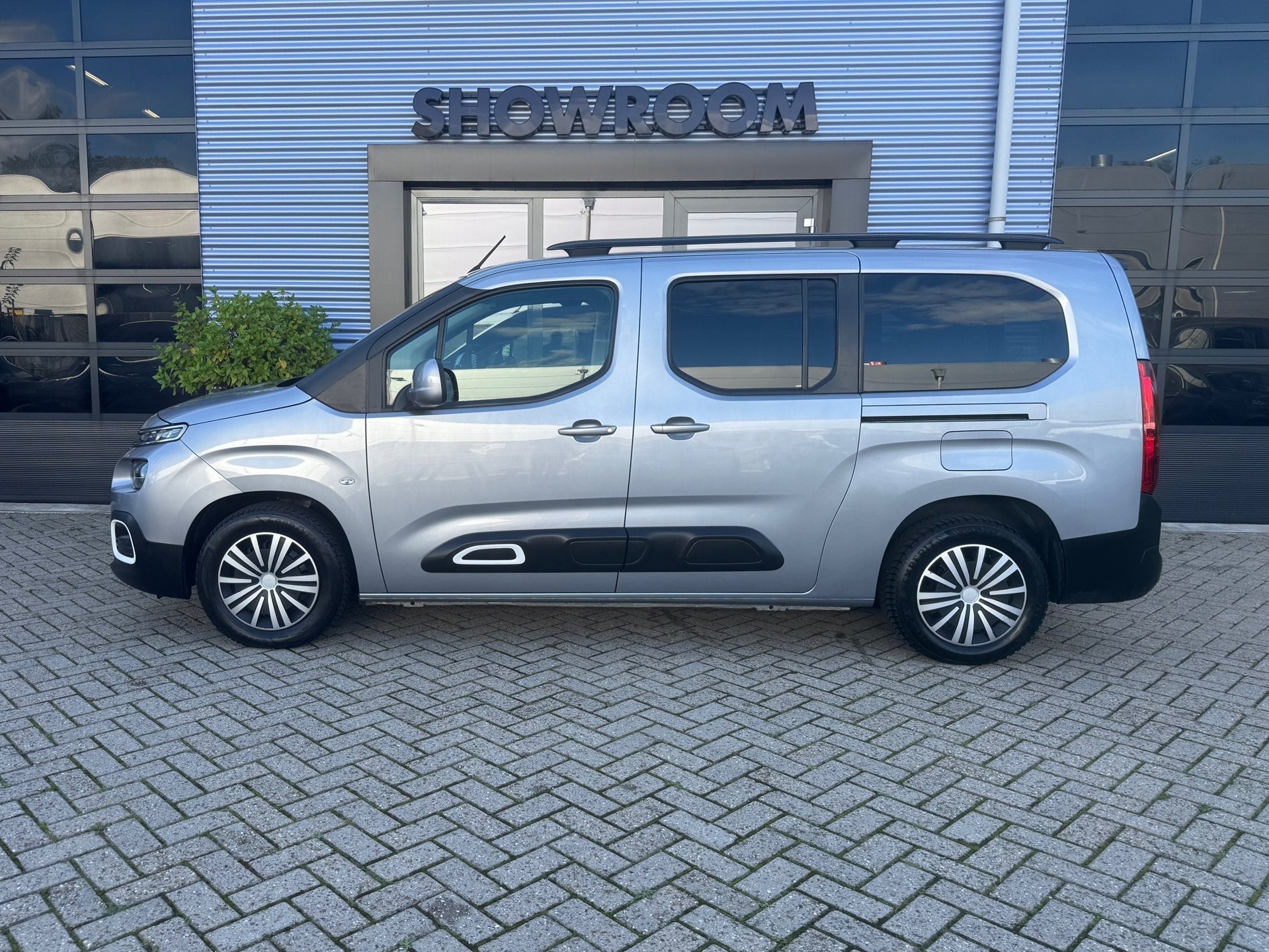 Citroen Berlingo XL 1.2 PureTech Feel XL AUTOMAAT|TREKHAAK|A, Dealer onderhouden, Stof, Gebruikt, 1199 cc