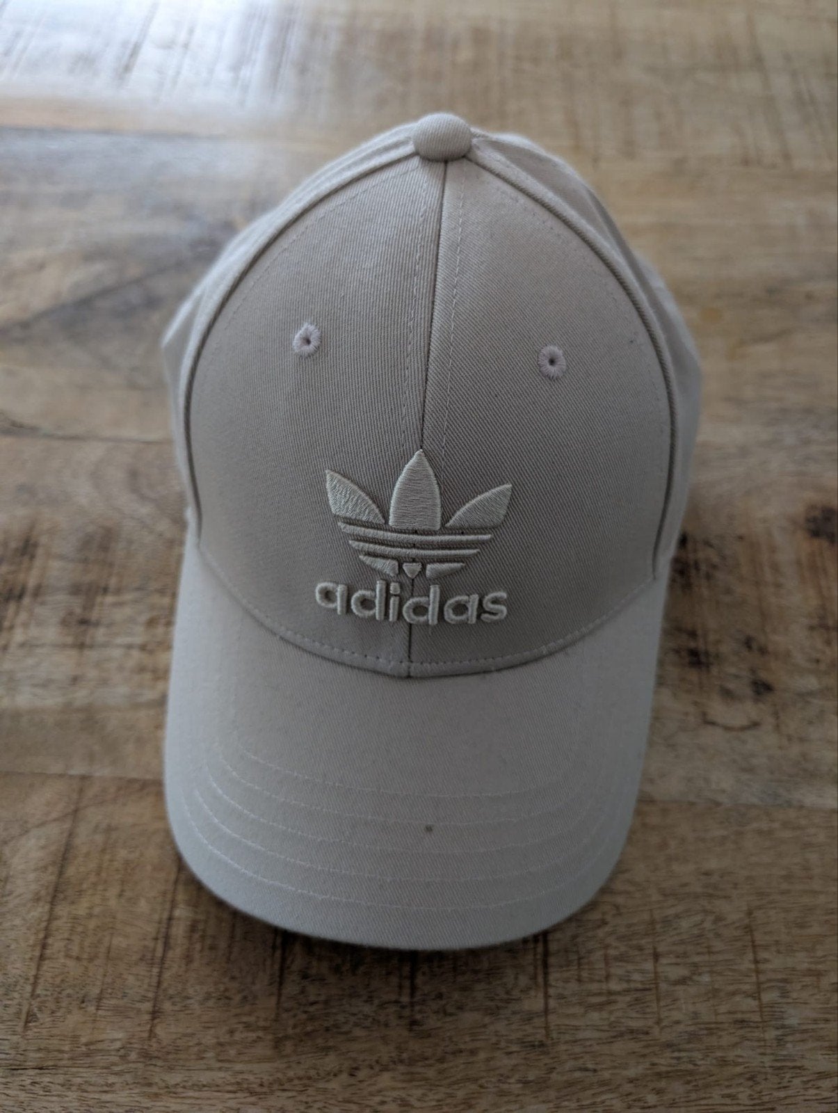Adidas pet - Lichtgrijs/beige - Zo goed als nieuw, Adidas, One size fits all, Ophalen of Verzenden, Pet