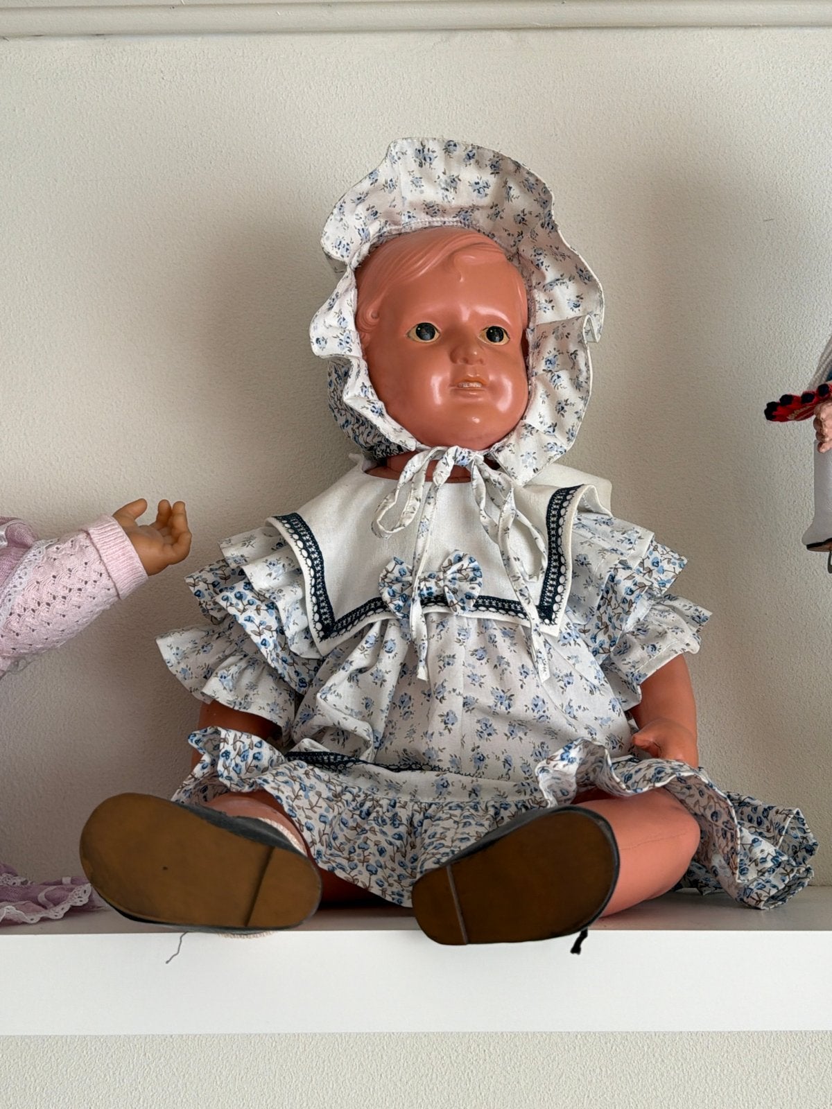 Vintage Babypop met Bloemenjurk en Kapje, Verzamelen, Ophalen of Verzenden, Gebruikt, Babypop