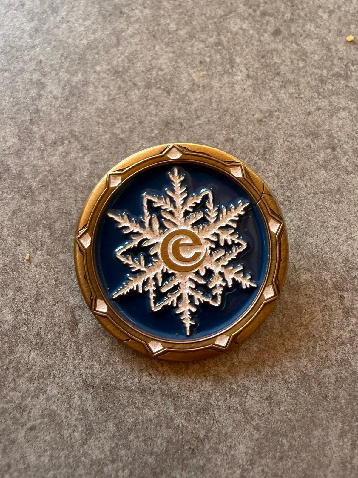 Efteling winter pin ijskristal, Ophalen of Verzenden, Zo goed als nieuw, Button of Speldje