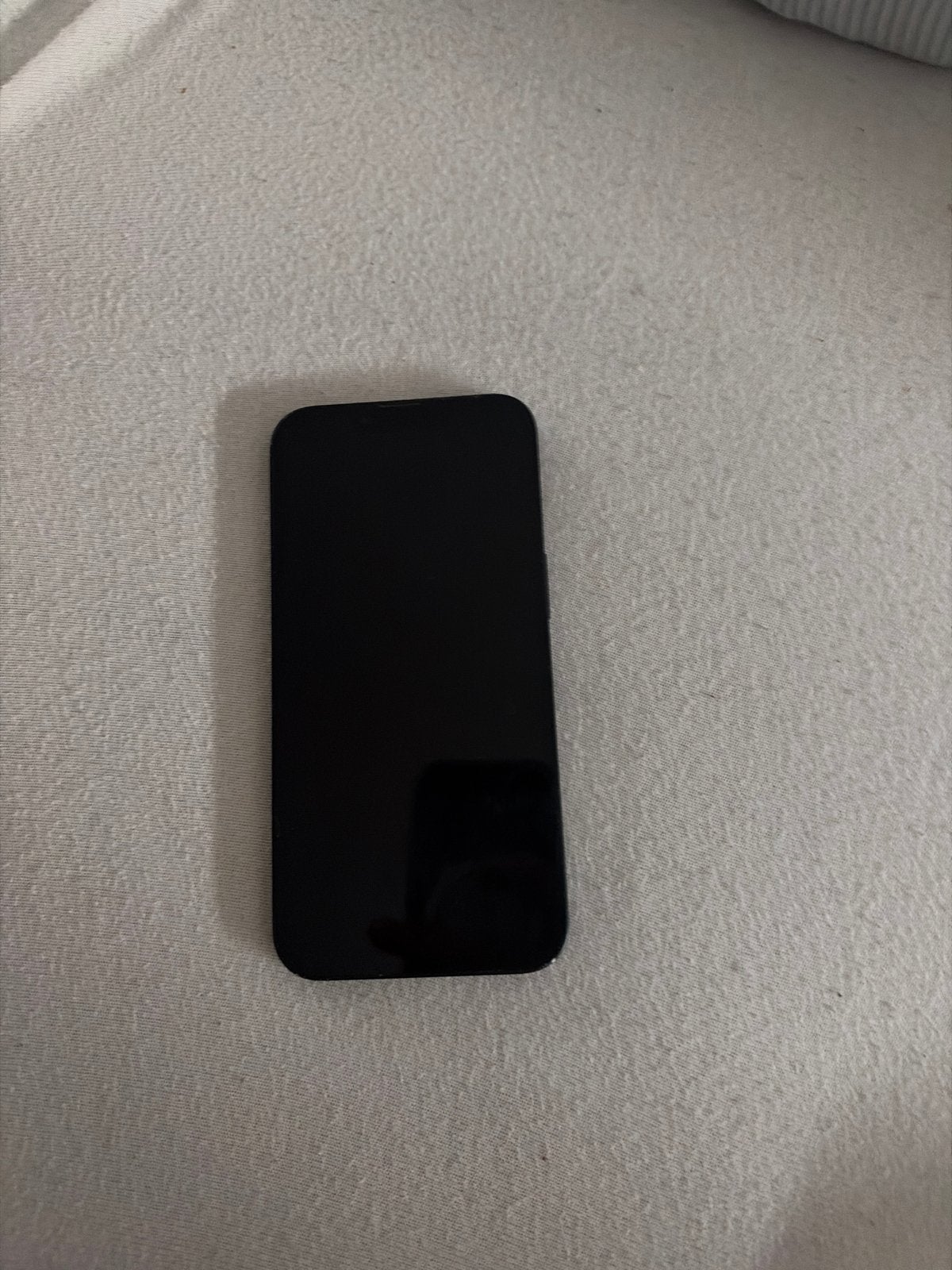 iPhone 13 met hoesje en klein defect in het scherm