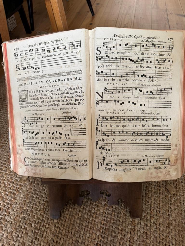 18e- eeuws Gregoriaans kerkboek 1761- met standaard, Antiek en Kunst, Antiek | Boeken en Bijbels, Ophalen of Verzenden