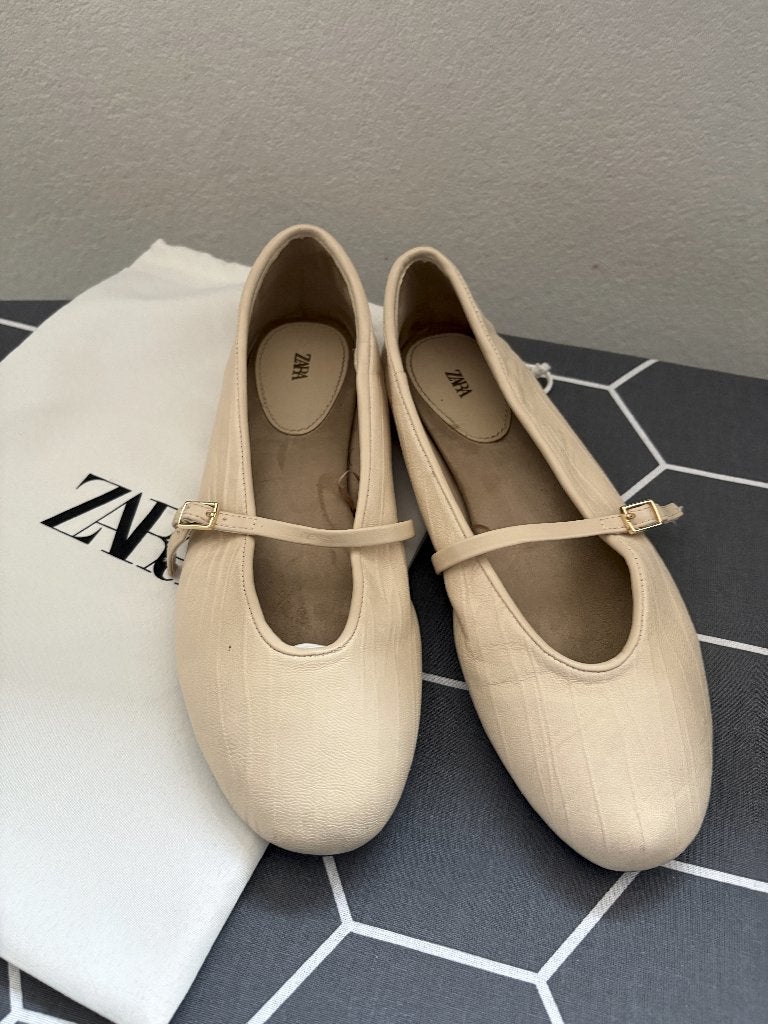 ZARA Leather Ballerina Ecru White (mt.38), Zo goed als nieuw, Zara, Beige, Ballerina's